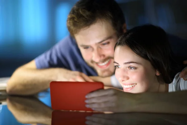 Casal Feliz Assistindo Vídeos Telefone Inteligente Uma Mesa Noite Casa — Fotografia de Stock