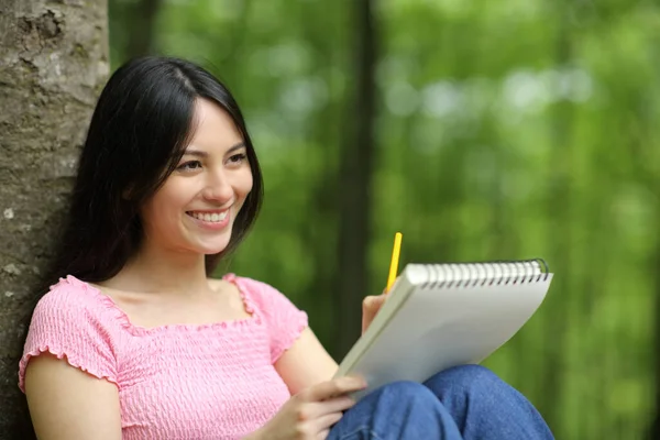 Feliz Asiática Mujer Dibujo Papel Cuaderno Sentado Parque — Foto de Stock