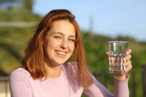 Gelukkig Vrouw Houden Glas Water Glimlachen Camera Een Balkon — Stockfoto