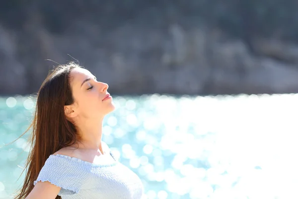 Femme Relaxante Sur Plage Respirant Air Frais Pendant Les Vacances — Photo