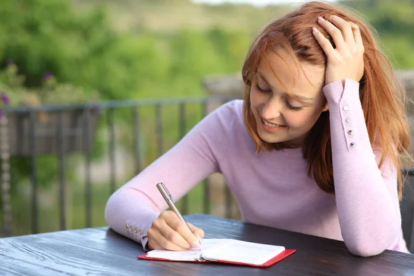 Glückliche Frau Die Auf Einem Balkon Lächelnd Ihre Agenda Aus — Stockfoto