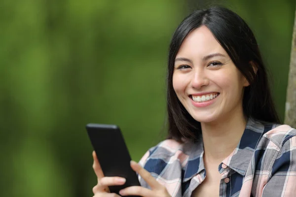 Asiatin Lächelt Mit Smartphone Die Kamera Park — Stockfoto