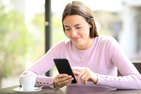Happy Woman Relaxing Coffee Shop Using Mobile Phone — Stock Photo, Image