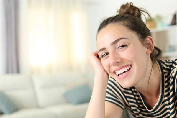 Donna Felice Con Sorriso Perfetto Casa Guarda Con Spazio Copia — Foto Stock