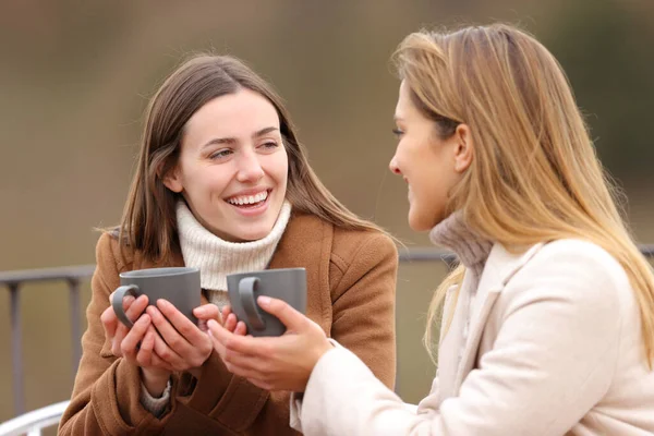 Dos Amigos Felices Bebiendo Hablando Invierno Una Terraza — Foto de Stock