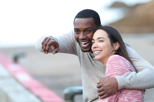 Gelukkig Interraciaal Paar Wijzen Lachen Het Strand — Stockfoto