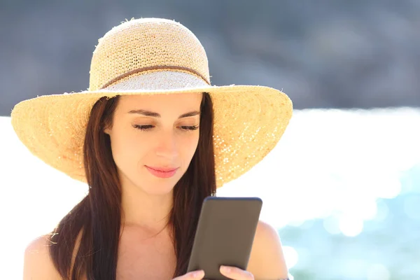 Serious Woman Using Smart Phone Walking Beach — Fotografia de Stock