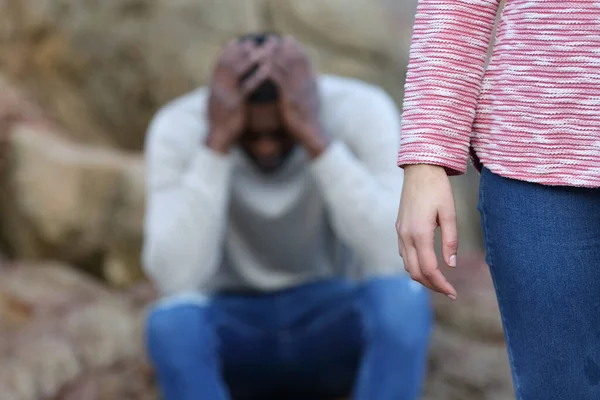 Mulher Caucasiana Deixando Sozinho Seu Triste Namorado Com Pele Preta — Fotografia de Stock