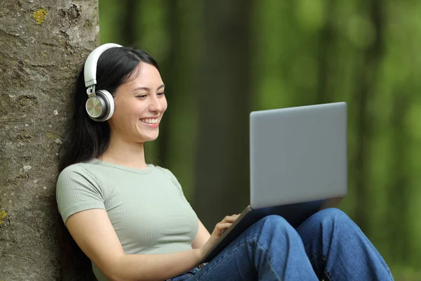 Happy Asian Woman Wearing Headphones Sitting Watching Media Laptop Park — Stockfoto