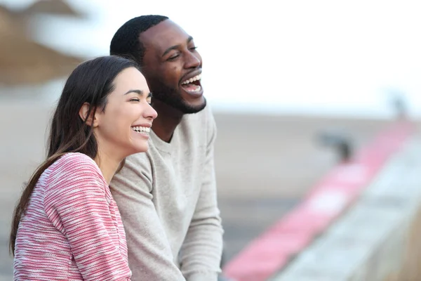 幸せな異人種間のカップル笑っています日付桟橋で — ストック写真