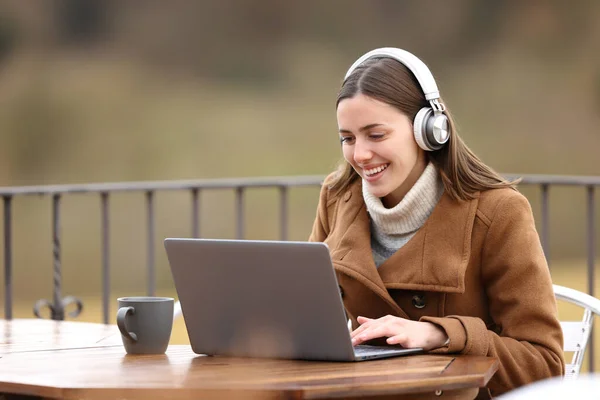 Mulher Feliz Inverno Usando Laptop Com Fones Ouvido Terraço — Fotografia de Stock
