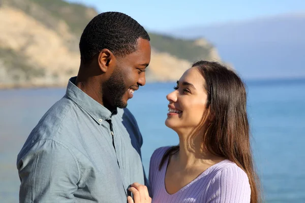 Side View Portrait Interracial Couple Love Looking Each Other Beach — Stock Photo, Image