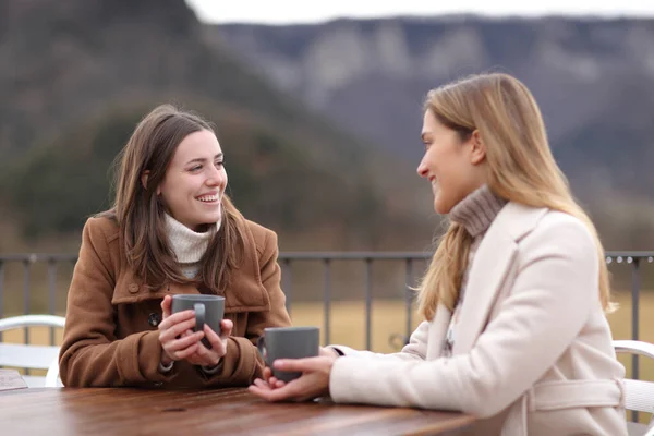 Duas Mulheres Bebendo Café Conversando Inverno Sentadas Terraço — Fotografia de Stock