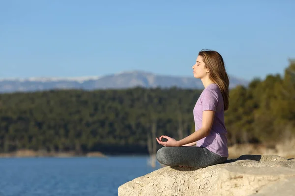 Zijaanzicht Portret Van Een Jonge Vrouw Doen Yoga Oefening Natuur — Stockfoto
