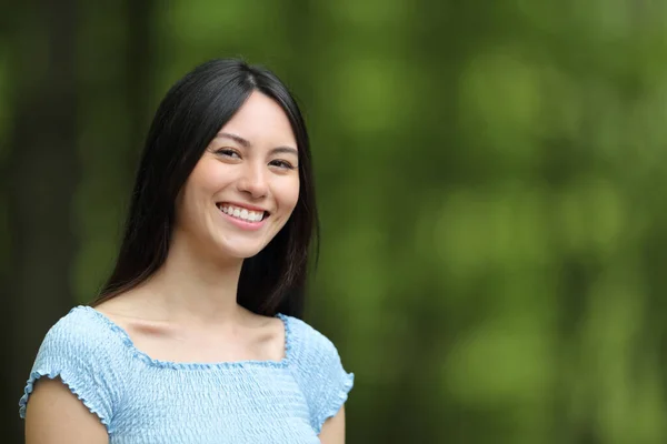 Asyalı Bir Kadının Portresi Yeşil Bir Parkta Sana Bakıyor — Stok fotoğraf