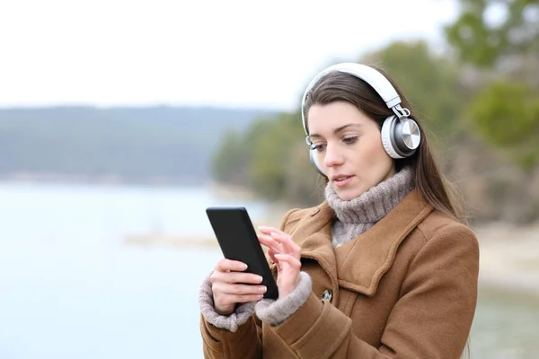 Mujer Seria Escuchando Música Invierno Naturaleza —  Fotos de Stock