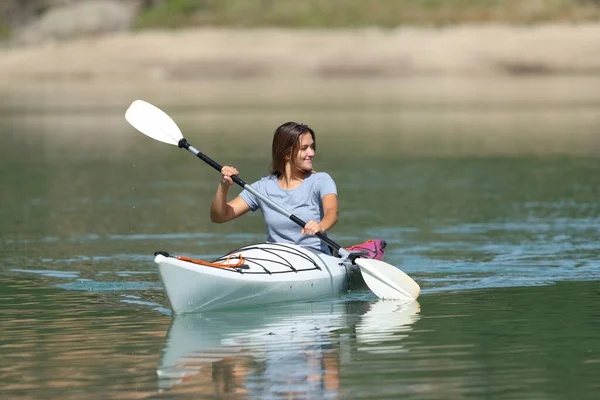 Femme Kayak Regardant Côté Dans Lac Tranquille Vacances Été — Photo