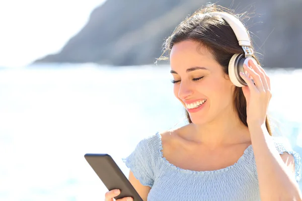 Mulher Feliz Ouvir Música Segurando Fones Ouvido Telefone Inteligente Férias — Fotografia de Stock