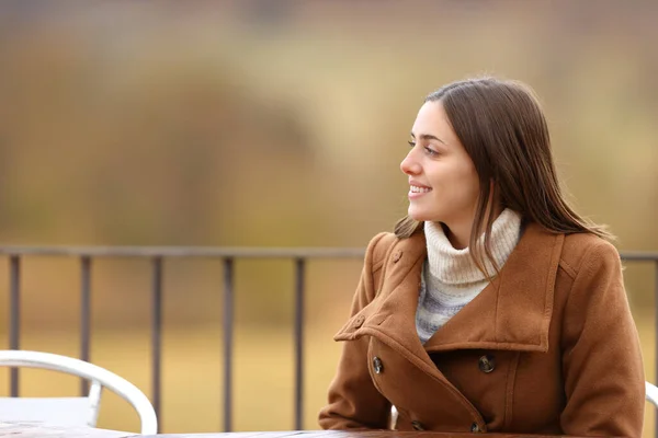 Glückliche Frau Mit Aussicht Sitzt Winter Auf Einer Terrasse — Stockfoto