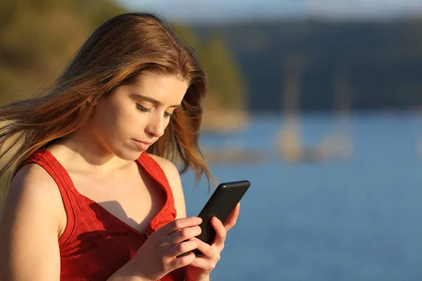 Serieuze Tiener Controleren Smartphone Bij Zonsondergang Natuur — Stockfoto