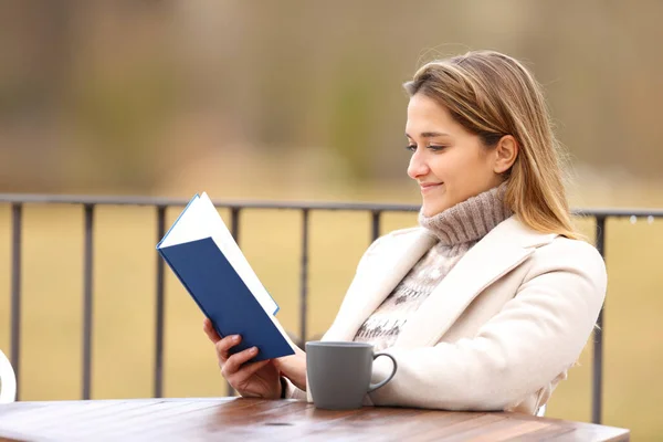 Gelukkige Vrouw Leest Een Boek Winter Een Terras — Stockfoto