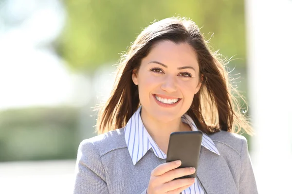 Retrato Vista Frontal Una Mujer Negocios Feliz Mirando Cámara Que — Foto de Stock