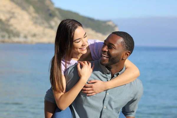 Divertente Coppia Interrazziale Scherzare Cavalluccio Sulla Spiaggia Estate — Foto Stock