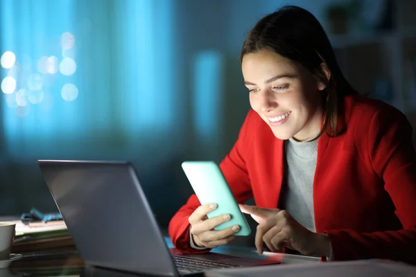 Perempuan Bahagia Dengan Laptop Sedang Memeriksa Ponsel Pintar Tersenyum Rumah — Stok Foto