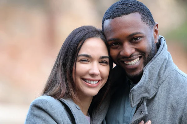 幸せな異人種間のカップル見てカメラ笑顔で冬 — ストック写真