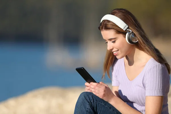Glad Tonåring Lyssnar Musik Naturen Kontrollera Smarttelefon — Stockfoto