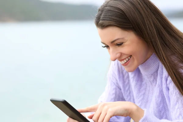 Lycklig Kvinna Kollar Smart Telefon Sitter Naturen — Stockfoto