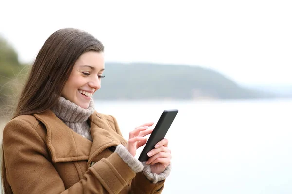 Mulher Feliz Usando Telefone Celular Inverno Natureza — Fotografia de Stock