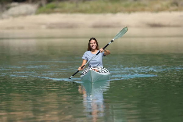 Happy Woman Kayaking Rowing Lake Summer Vacation — Stock Photo, Image