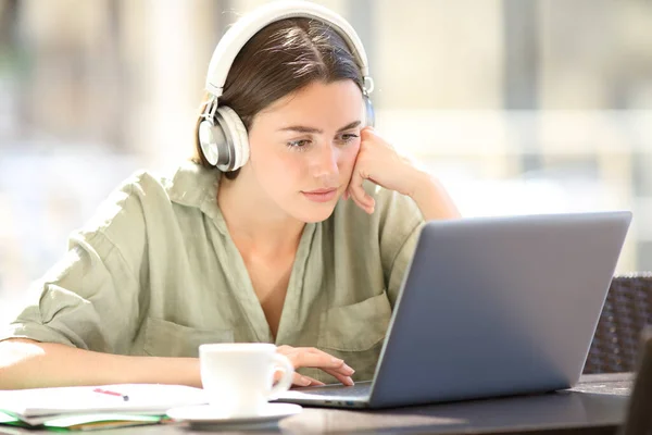 Geconcentreerde Student Learning Online Met Headset Laptop Een Coffeeshop — Stockfoto