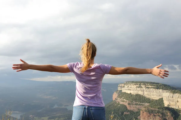 Voltar Vista Retrato Uma Mulher Estendendo Braços Celebrando Férias Natureza — Fotografia de Stock