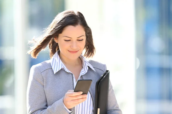 Zadowolony Bizneswoman Sprawdzanie Smartfona Chodzenie Ulicy — Zdjęcie stockowe
