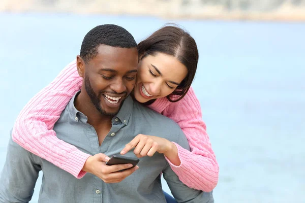 Mutlu Çift Arkadaşlar Kumsalda Telefon Şakası Yapıyorlar — Stok fotoğraf