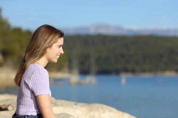 Profile Happy Teen Contemplating Lake View Nature — Stock Photo, Image