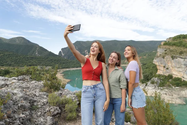 Three Happy Friends Taking Selfie Smart Phone Mountain Summer Vacation — Stock Photo, Image