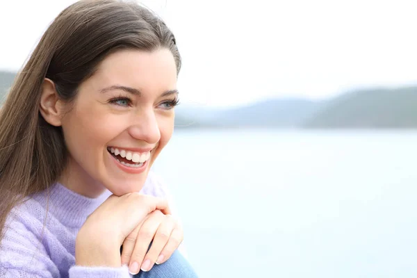 Lycklig Kvinna Ler Med Vita Tänder Begrunda Vyer Naturen — Stockfoto