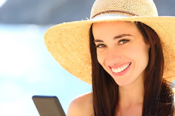 Femme Heureuse Tenant Téléphone Intelligent Vous Regardant Sourire Sur Plage — Photo