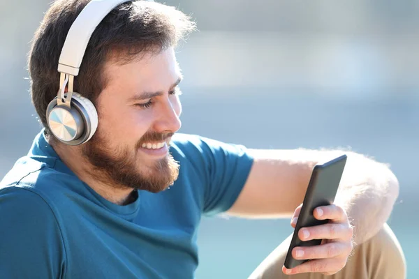 Hombre Feliz Con Auriculares Escuchando Música Comprobando Teléfono Inteligente Aire —  Fotos de Stock