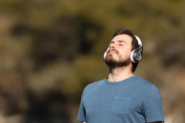 Entspannter Mann Atmet Frische Luft Und Meditiert Audio Guide Mit — Stockfoto