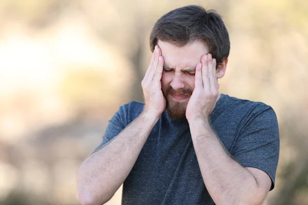 Uomo Stressato Che Soffre Attacco Emicrania All Aperto — Foto Stock