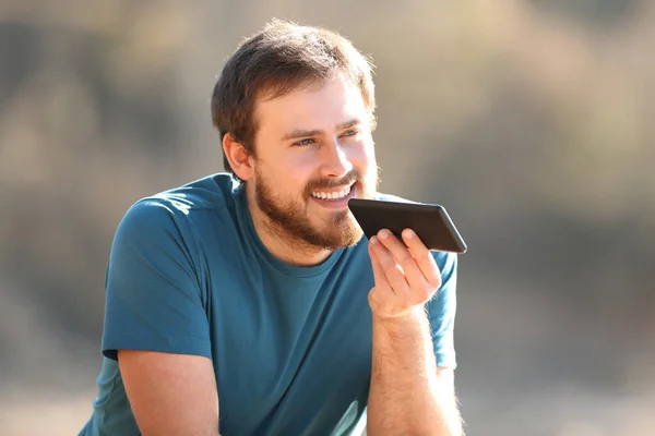 Homme Heureux Utilisant Reconnaissance Vocale Sur Téléphone Portable Contemplant Extérieur — Photo