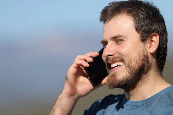 Hombre Feliz Hablando Teléfono Móvil Naturaleza Día Soleado — Foto de Stock