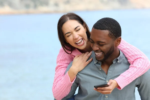 Mutlu Irklar Arası Bir Çift Kumsalda Telefon Tutarak Gülüyor — Stok fotoğraf