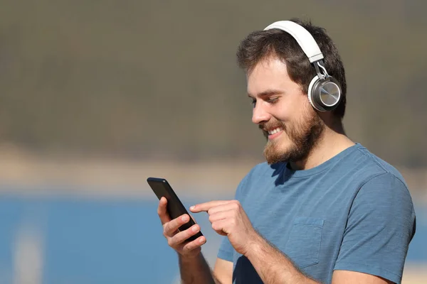 Happy Man Wearing Wireless Headphones Listening Music Nature Checking Smart — Stock Photo, Image