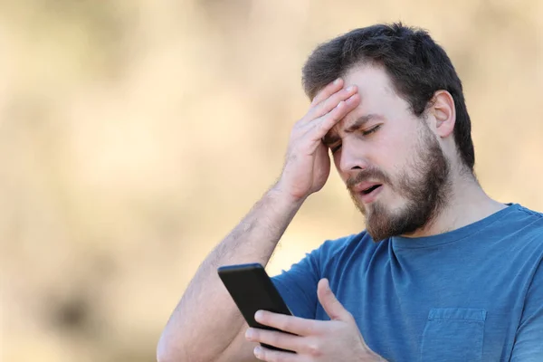 Endişeli Adam Hata Üstüne Hata Yapan Akıllı Telefona Bakarak Şikayet — Stok fotoğraf