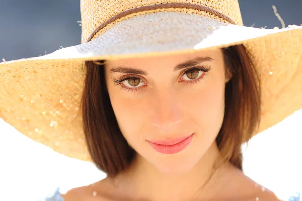 Close Portrait Serious Woman Wearing Pamela Hat Looking Camera Beach — Stock Photo, Image